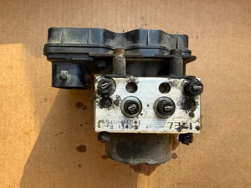 Bomba y módulo ABS 2003 Toyota Matrix AWD 4451001041