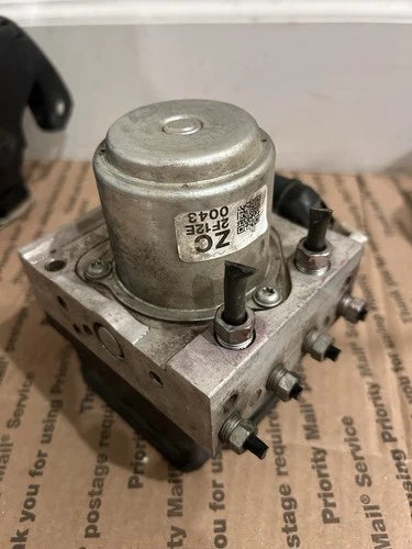 Bomba y módulo ABS 2012-2015 Honda Pilot SZAA1
